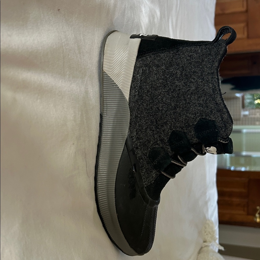 SOREL Out N About III Duck Boot, Black/Grey, gently worn.  Like new condition!